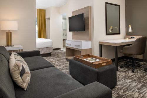Executive King Suite with Sofa Bed image 5