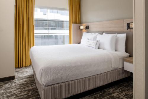 King Suite with Sofa Bed image 6