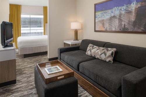 King Suite with Sofa Bed image 4