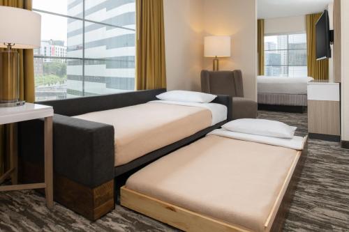 King Suite with Sofa Bed image 8
