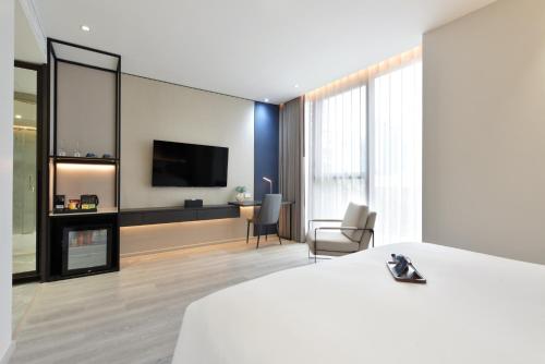 Deluxe King Room image 9