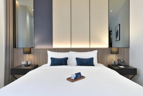 Deluxe King Room image 8