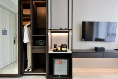 Deluxe King Room image 4