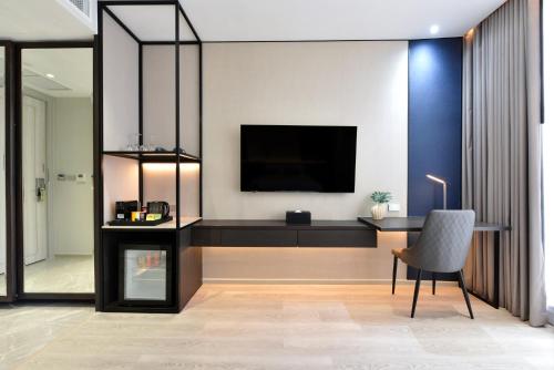 Deluxe King Room image 2