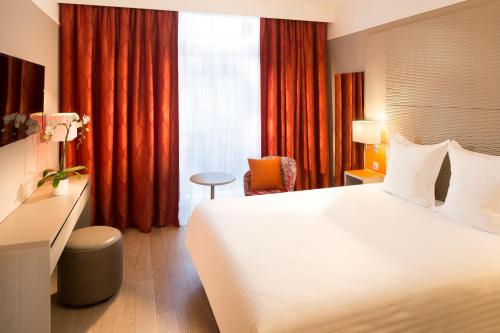 Oceania Le Jura Dijon The 3-star Hotel Le Jura offers comfort and convenience whether youre on business or holiday in Dijon. The hotel offers a high standard of service and amenities to suit the individual needs of all tr