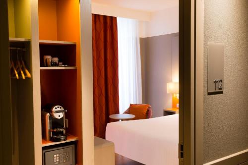 Oceania Le Jura Dijon Room Type - Superior Double Room with Garden and Swimming Pool View