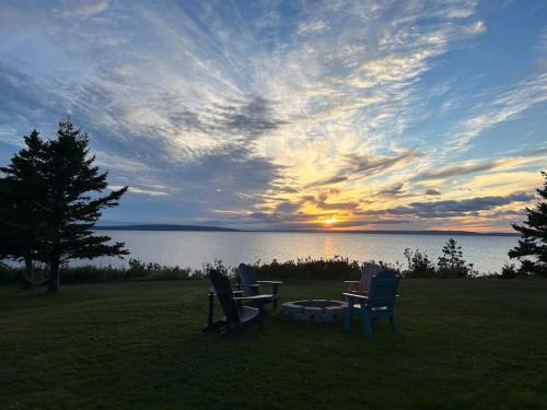 Private Waterfront Luxury with Hot Tub and Barrel Sauna in Sydney Forks (NS)