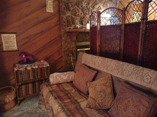 NO- MEDIA- RETRO- Antique Rose Garden Fireplace Suite in Groveland, USA