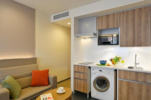 601351214 Holiday Inn & Suites Shin Osaka by IHG