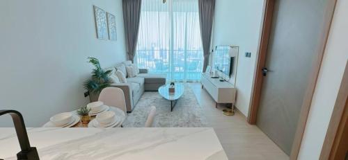 Modern 1br In Jvc Balcony, Pool & Free Parking, Dubai