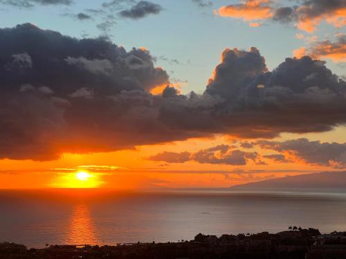 Sunset View, Адехе
