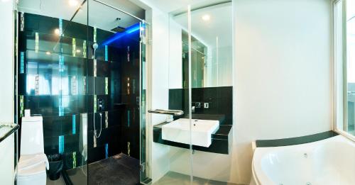 room detail thumbnail 2