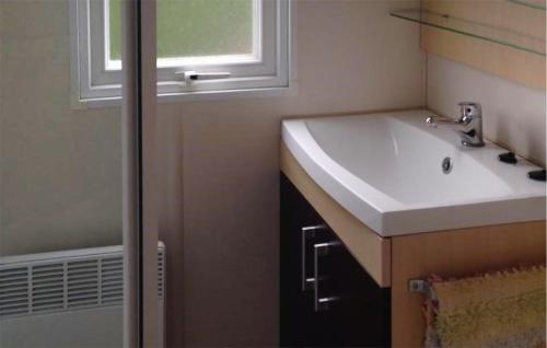 ห้องน้ำ, Beautiful Stacaravan in แซ็ง-ฌ็อง-เดอ-มงต์