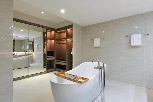 Executive Suite image 7
