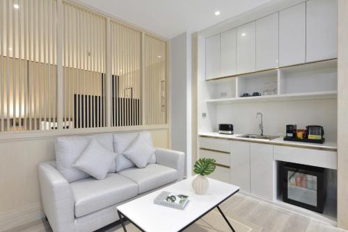 Executive Suite image 9