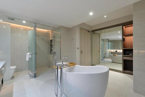 Executive Suite image 4