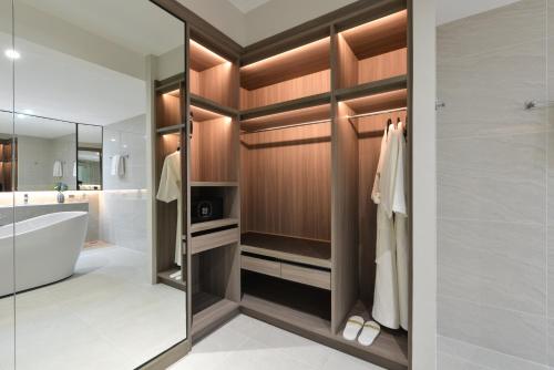 Executive Suite image 2
