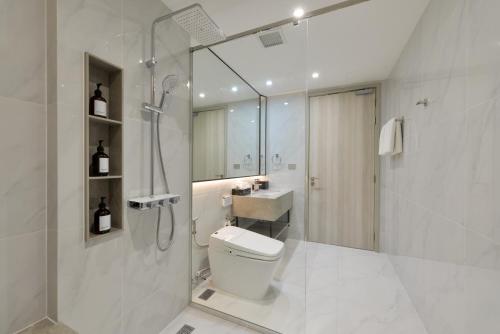 Deluxe Room with Bathtub image 1