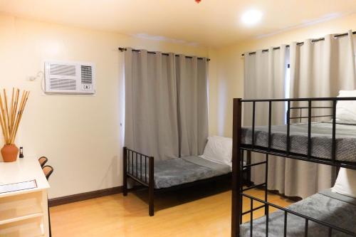 1 twin bed, 1 bunk bed