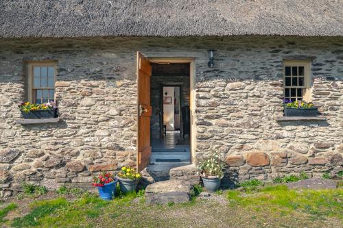Traditional style thatched cottage in Kenmare in Raycoslough