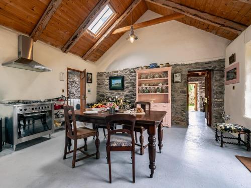 Traditional style thatched cottage in Kenmare in Raycoslough