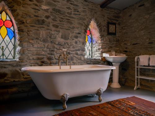 Traditional style thatched cottage in Kenmare in Raycoslough