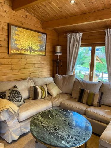 4 bedroom Lodge Hotub-Pool in Surrey UK in East Horsley