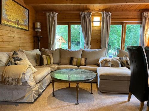 4 bedroom Lodge Hotub-Pool in Surrey UK in East Horsley