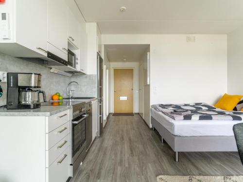 Valoisa huoneisto parvekkeella ja järvinäköalalla (Valoisa huoneisto parvekkeella ja jarvinakoalalla) in แฮมีนลินนา