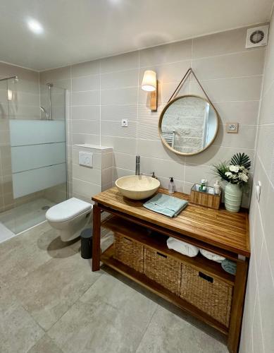 Shower, T2 Centre-Ville avec Grand Espace Vert - 15mn des Plages in Lemasson