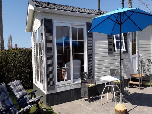 Chalet with garden near Wadden Sea in Tzummarum