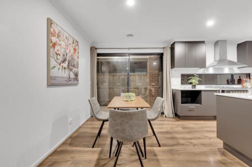 Ensuite Room truganina 20 min CBD Airport in Werribee