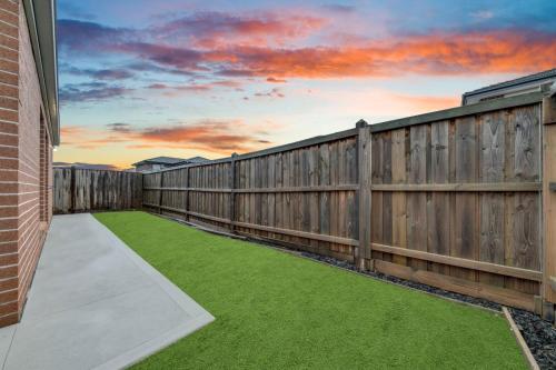 Ensuite Room truganina 20 min CBD Airport in Werribee