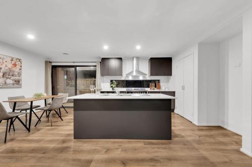 Ensuite Room truganina 20 min CBD Airport in Werribee