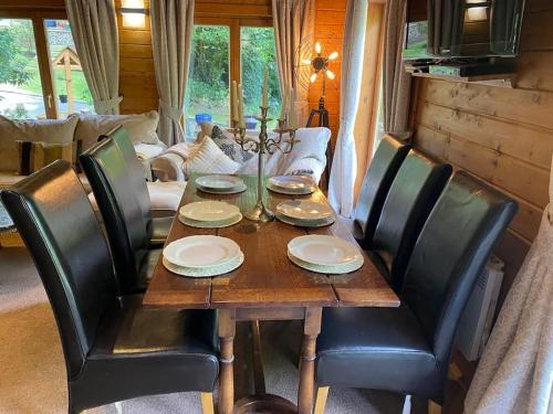 3 Bedroom Lodge Hotub pool in Horsley Surrey UK in East Horsley