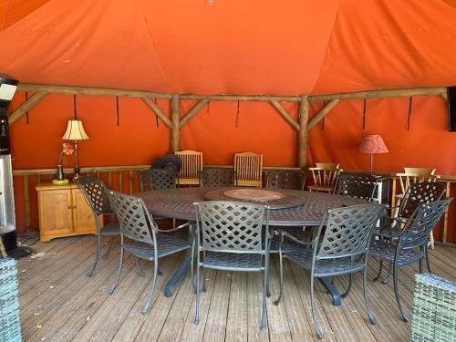 3 Bedroom Lodge Hotub pool in Horsley Surrey UK in East Horsley