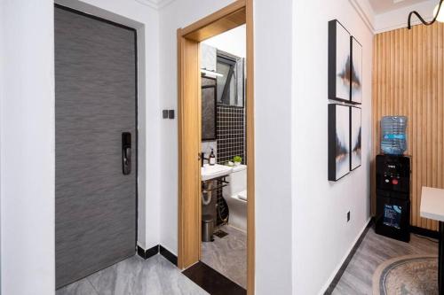 Modern 2-bed apartment with pool ,Yaya Centre