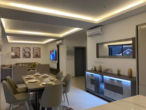 Luxury 2 bedrooms Labone Loft suites in ลาโบเน