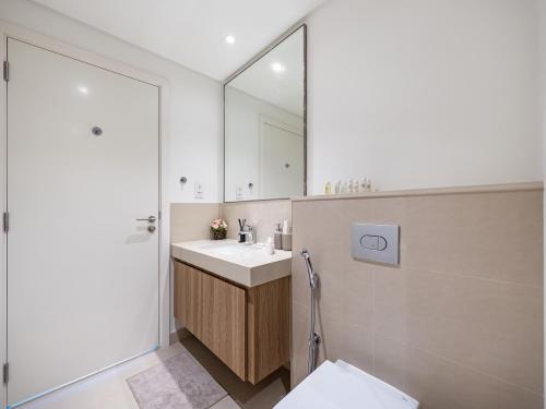 Skyline Serenity Holiday Home I Chic 4 Bedroom Apartment I Burj Khalifa & Fountain Views I Direct Access to Dubai Mall I Free Gym Pool Parking and Wi-Fi - image 7