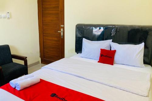 Standard Double Room room in RedDoorz near Paragon Mall Semarang 2