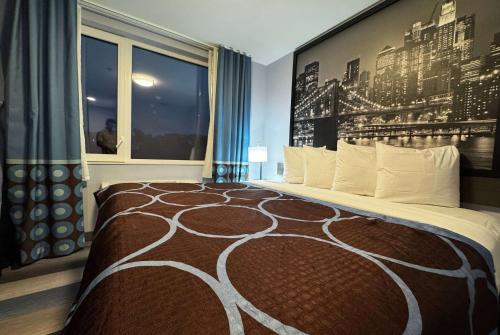 King Room with Roll-in Shower - Mobility Access/Non-Smoking