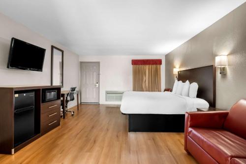 Red Roof Inn Waco - image 5