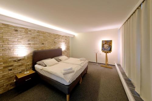 Bed, ViDa Prostorny 220 m2 3BR Apartman s Krbem a Zahradou, Idealni pro Rodiny in Praha-Troja