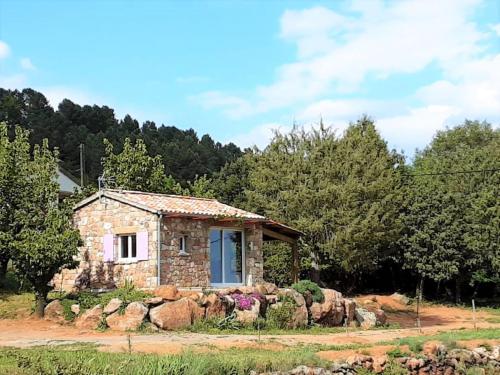 Charming stone house with shared pool, Chambonas gîte à louer La Brugère