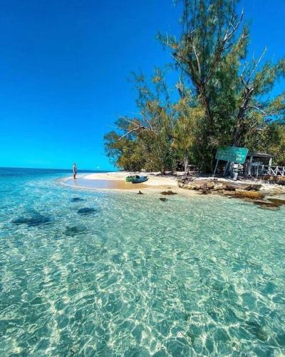 Spacious and comfortable 3 minutes from combate beach swimming pool and recreational areas - image 9