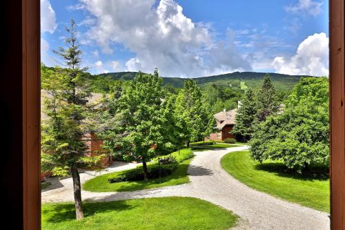 Trail Creek 64 - 1 BR with Loft, Ski Home Trail, Bus, Hot Tub, Pool! in Killington, USA