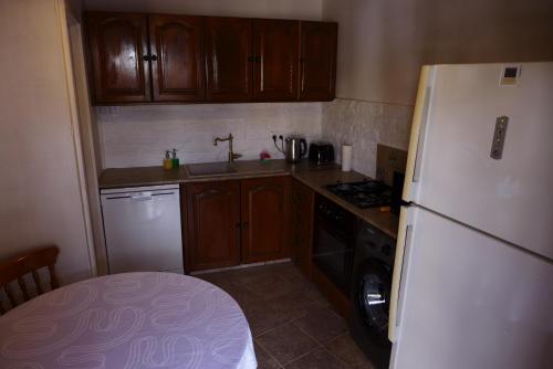 virtuve, Kalimera A Lovely 1-bedroom rental with ensuite and Kitchen in Germasogeia