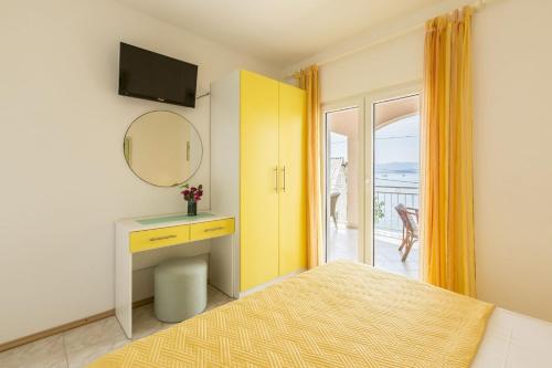 Apartments Matea - 20m from sea - image 7