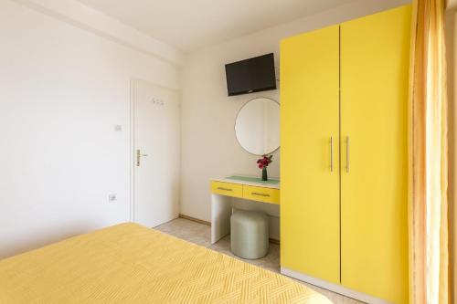 Apartments Matea - 20m from sea - image 36