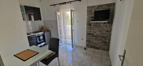 Apartments Tenara - close to sea - image 4